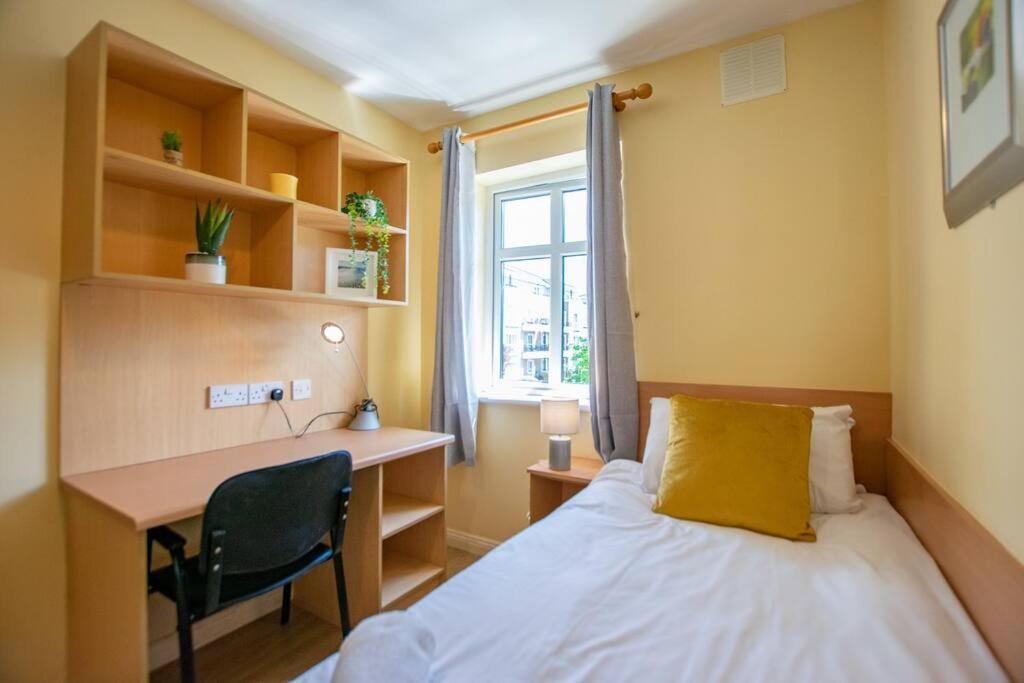 106 - The Townhouse By Shortstays Голуей Екстериор снимка