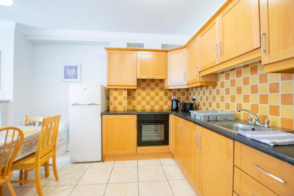 106 - The Townhouse By Shortstays Голуей Екстериор снимка
