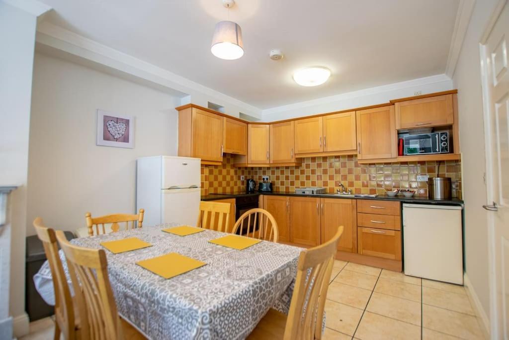 106 - The Townhouse By Shortstays Голуей Екстериор снимка