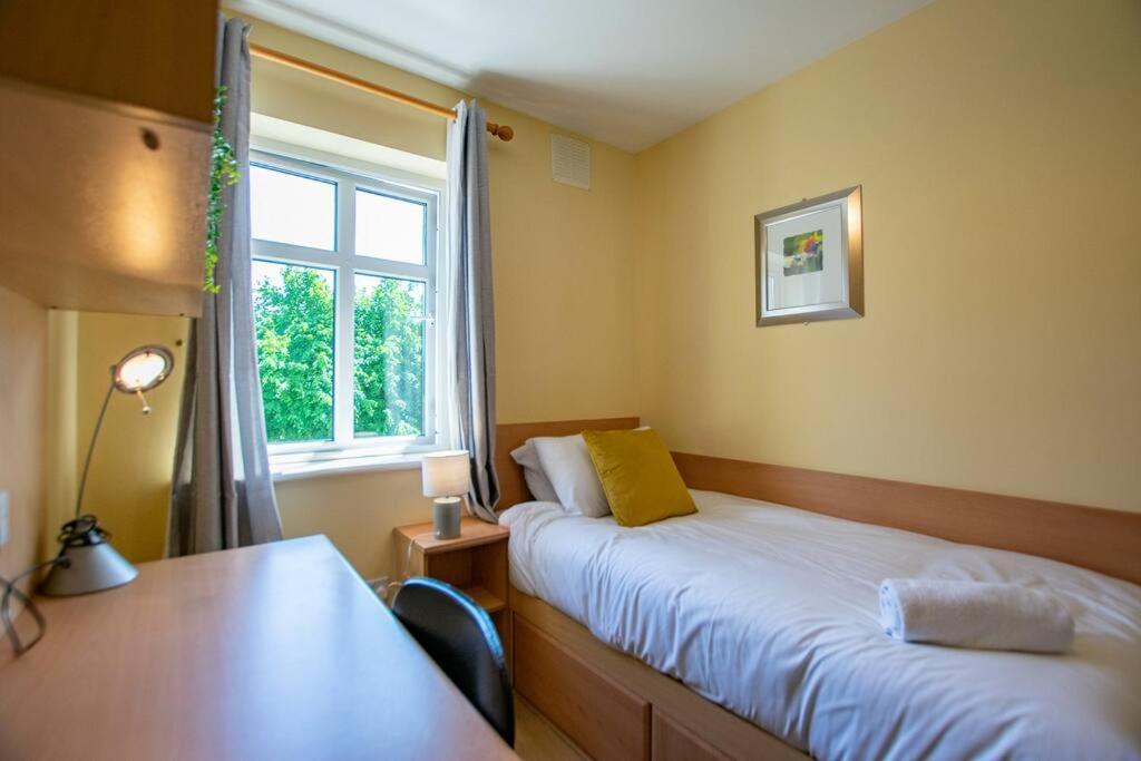 106 - The Townhouse By Shortstays Голуей Екстериор снимка